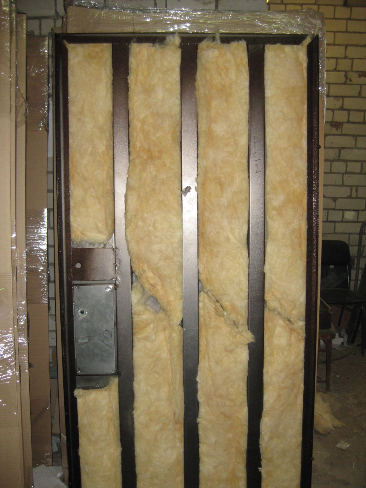 Шумоизоляционная дверь в квартиру. Шумоизоляция двери входной деревянной двери. Утеплитель для входной металлической двери. Шумоизоляция металлической двери. Звукоизоляция входной двери.