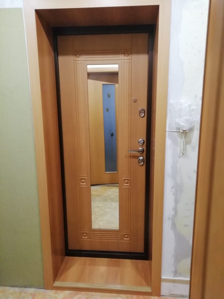 Дверь за 400 рублей. Обзорная дверь 400х400 накладная. Двери входные в регионе с зеркалом.